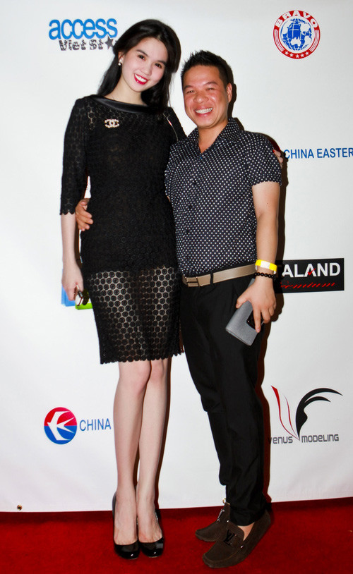 Ngọc Trinh chụp ảnh lưu niệm cùng chuyên gia make-up Dũng Phan. Ngọc Trinh chụp ảnh lưu niệm cùng chuyên gia make-up Dũng Phan.