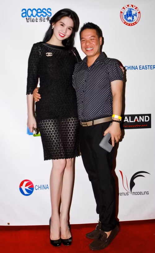 Ngọc Trinh chụp ảnh lưu niệm cùng chuyên gia make-up Dũng Phan. Ngọc Trinh chụp ảnh lưu niệm cùng chuyên gia make-up Dũng Phan.