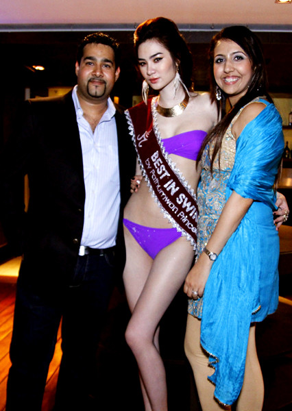 Giải bạc Siêu mẫu 2011 chụp ảnh cùng vợ chồng nhà thiết kế nổi tiếng tại Thái Lan -Chutshoompuk.