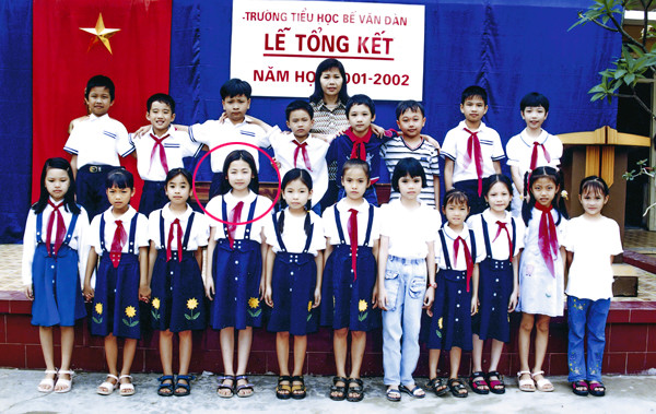 Khi học cấp 1 ở trường Bế Văn Đàn (Hà Nội), nhiều năm liên tiếp, Tú Anh được cô giáo chủ nhiệm tin tưởng giao cho vai trò lớp trưởng. Tuy nhiên, khi lên cấp 2 và cấp 3, người đẹp lại không đảm nhận vị trí đó. Trở thành sinh viên Đại học, Tú Anh đã quay trở lại với chức vụ lớp trưởng của khoa Phát thanh và Truyền hình. "Dù có làm lớp trưởng hay không thì Tú Anh vẫn luôn là cô bé tự tin", mẹ Á hậu tâm sự.