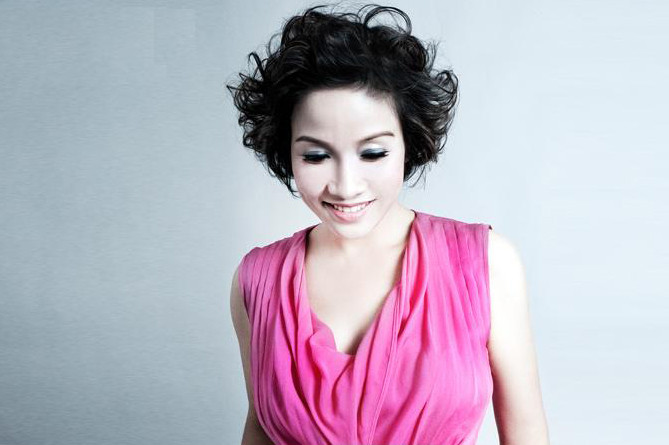 Trong bài phỏng vấn trên một tờ báo, Mỹ Linh cho biết: “Rất tiếc là tôi bận rộn cho liveshow của mình tại Mỹ nên không nhận lời tham gia huấn luyện, cũng không theo dõi được nhiều về cuộc thi để bình luận gì nhiều. Tuy nhiên, tôi lấy làm tiếc vì bạn trẻ Việt khá “vọng ngoại” trong việc các bạn ấy luôn chọn bài hát tiếng ngoại quốc cho phần thi của mình. Và buồn hơn nữa là vì những người hướng dẫn (huấn luyện viên) cho các bạn trẻ ấy cũng cổ xúy cho phong trào này”. (chi tiết bài phỏng vấn) Trong bài phỏng vấn trên một tờ báo, Mỹ Linh cho biết: “Rất tiếc là tôi bận rộn cho liveshow của mình tại Mỹ nên không nhận lời tham gia huấn luyện, cũng không theo dõi được nhiều về cuộc thi để bình luận gì nhiều. Tuy nhiên, tôi lấy làm tiếc vì bạn trẻ Việt khá “vọng ngoại” trong việc các bạn ấy luôn chọn bài hát tiếng ngoại quốc cho phần thi của mình. Và buồn hơn nữa là vì những người hướng dẫn (huấn luyện viên) cho các bạn trẻ ấy cũng cổ xúy cho phong trào này”. (chi tiết bài phỏng vấn)