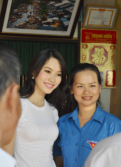 Nhiều bà con, hàng xóm cũng tề tựu tại nhà tân hoa hậu để chung vui cùng gia đình cô. Nhiều bà con, hàng xóm cũng tề tựu tại nhà tân hoa hậu để chung vui cùng gia đình cô.