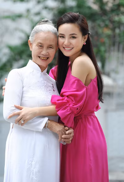 Mẹ Vy Oanh đã ngoài 70 nhưng vẫn vui vẻ đi cùng cô trong mỗi chuyến lưu diễn, chụp ảnh cho các tạp chí. Bà cũng thích dạo phố cùng con gái.(Theo VnE)