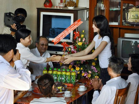 Đăng quang Hoa hậu Việt Nam vào tối 25/8, đến nay, Thu Thảo mới thu xếp được thời gian về thăm quê nhà. Đăng quang Hoa hậu Việt Nam vào tối 25/8, đến nay, Thu Thảo mới thu xếp được thời gian về thăm quê nhà.