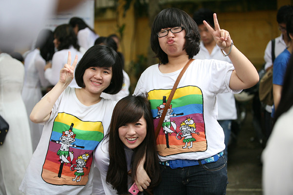 Những hình ảnh xinh xắn và tinh nghịch của Dương Tú Anh trong buổi lễ chia tay ngôi trường cấp 3 Kim Liên.