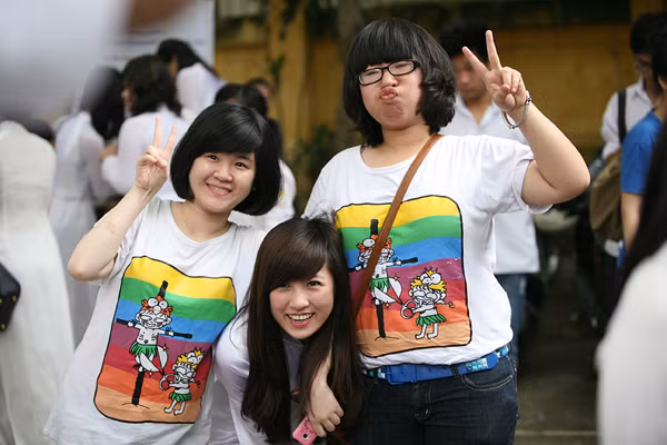 Những hình ảnh xinh xắn và tinh nghịch của Dương Tú Anh trong buổi lễ chia tay ngôi trường cấp 3 Kim Liên.