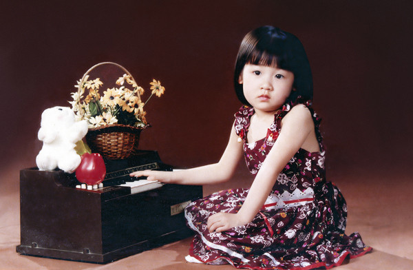 Bụ bẫm, đáng yêu từ nhỏ, nhưng càng lớn, Tú Anh càng xinh đẹp và nữ tính. Mẹ Á hậu tâm sự, dù được bố coi như "báu vật" nhưng Tú Anh rất độc lập và sống tình cảm nhờ sự giáo dục nghiêm khắc của mẹ.