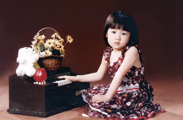 Bụ bẫm, đáng yêu từ nhỏ, nhưng càng lớn, Tú Anh càng xinh đẹp và nữ tính. Mẹ Á hậu tâm sự, dù được bố coi như "báu vật" nhưng Tú Anh rất độc lập và sống tình cảm nhờ sự giáo dục nghiêm khắc của mẹ.