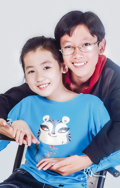 Trước khi đăng ký thi Hoa hậu Việt Nam 2012, có rất nhiều người mời Tú Anh chụp ảnh thời trang. Tuy nhiên, cô ngại ngùng và từ chối không ít lần. Thi thoảng, vì mối quan hệ thân quen với nhiếp ảnh cô mới nhận lời chụp hình.