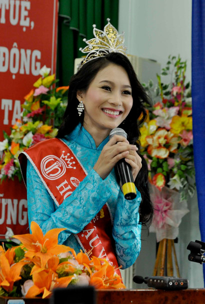 Hoa hậu tâm sự, cô rất vinh dự khi là sinh viên của trường. Trở thành người con gái đẹp nhất Việt Nam 2012, Thu Thảo muốn được chia sẻ niềm vui này đến tất cả mọi người. Hoa hậu tâm sự, cô rất vinh dự khi là sinh viên của trường. Trở thành người con gái đẹp nhất Việt Nam 2012, Thu Thảo muốn được chia sẻ niềm vui này đến tất cả mọi người.