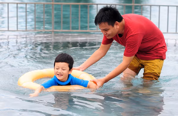 Vì bận rộn chuẩn bị kịch bản và bàn cách dẫn với MC Anh Tuấn, có hôm, Bảo Nam tự đi ra bể bơi cùng với một stylist. Hotboy nhí tự tập bơi bằng phao nhưng không dám lặn vì sợ nước vào mũi. Vì bận rộn chuẩn bị kịch bản và bàn cách dẫn với MC Anh Tuấn, có hôm, Bảo Nam tự đi ra bể bơi cùng với một stylist. Hotboy nhí tự tập bơi bằng phao nhưng không dám lặn vì sợ nước vào mũi.