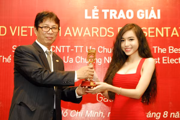 Ông Lê Trung Việt, Tổng biên tập Tạp chí Thế giới Vi tính - PC World Vietnam trao cúp vàng GameCup 2012 cho Elly Trần giải "Người mẫu game được ưa chuộng nhất".(Theo Ngôi Sao)
