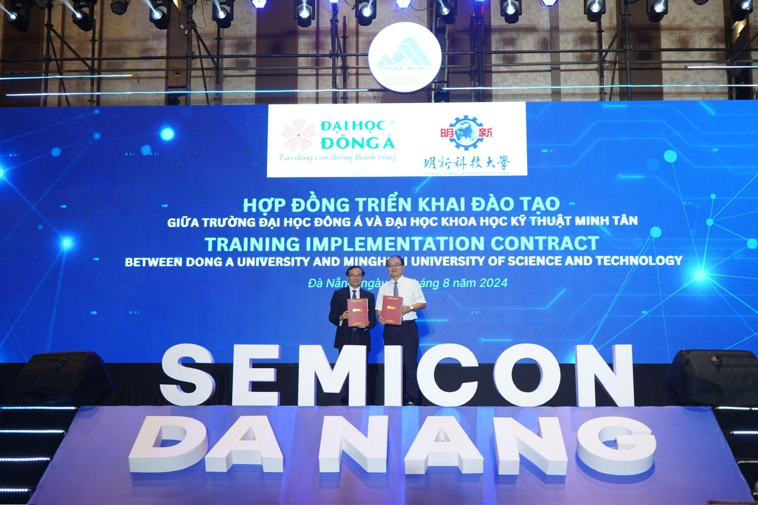 Trường Đại học Đông Á trao đổi 3 văn bản hợp tác lĩnh vực vi mạch bán dẫn tại SEMICON Danang 2024. Ảnh: NTCC.