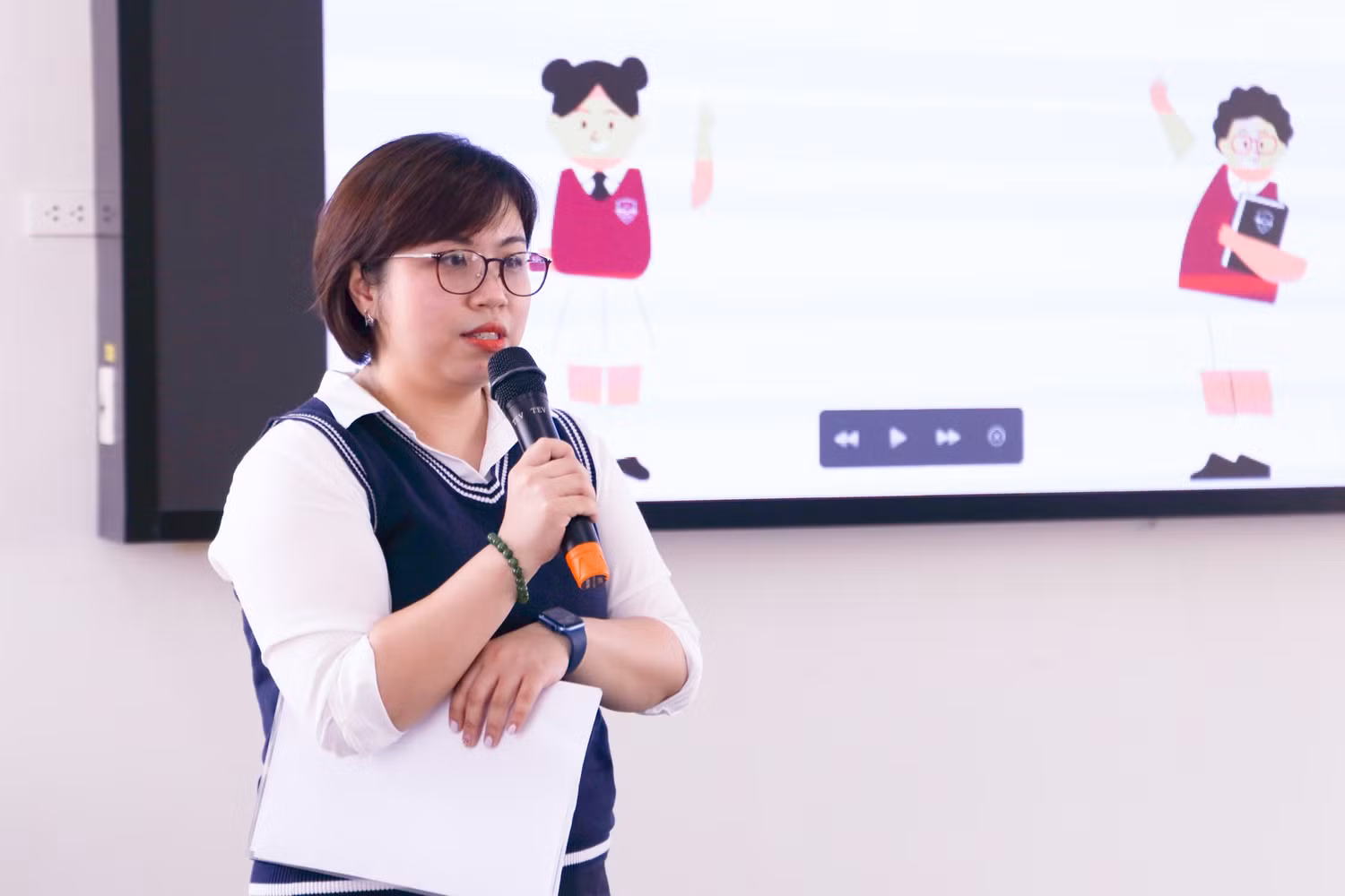 Cô Nguyễn Huyền Trang - Hiệu trưởng Trường Trung học cơ sở Ngoại ngữ (Trường Đại học Ngoại ngữ, Đại học Quốc gia Hà Nội). Ảnh: Website nhà trường.