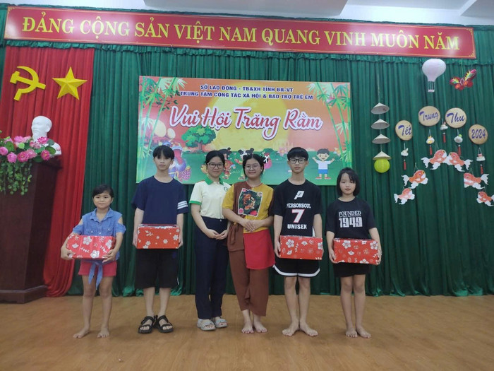 Em Trương Nguyễn Bảo Hân (áo trắng) phát quà cho các em tại Trung tâm bảo trợ trẻ em tỉnh Bà Rịa - Vũng Tàu. Ảnh NVCC z6631218026155-ab9d04978256bab7a7b3cd14e3bf6db8.jpg