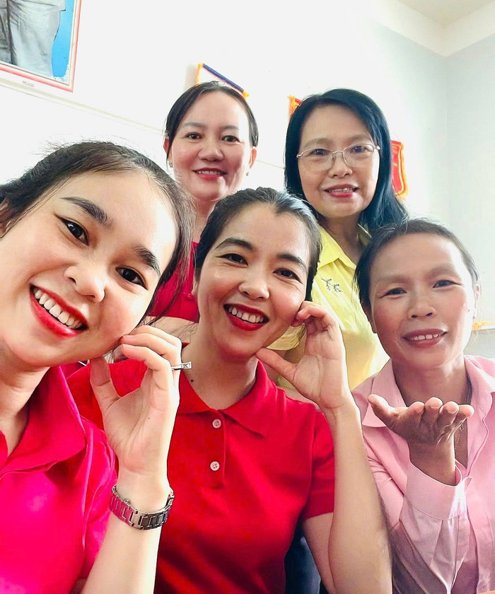 Cô Lưu Dung (bìa phải, hàng trước). Ảnh NVCC 496937861-2891250701035019-8039390631488395875-n.jpg