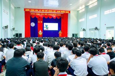 Xử phạt người đứng đầu CSGD nếu học sinh hút thuốc lá điện tử trong trường: Hiệu trưởng nói gì?