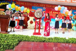 Cô Cao Thủy Triều - Hiệu trưởng Trường Tiểu học An Phú 1 trong ngày khai giảng năm học 2024-2025.