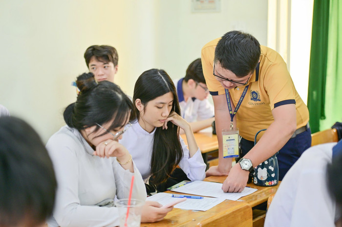 Chuyên viên GDU tư vấn, hỗ trợ định hướng nghề nghiệp cho học sinh Trung tâm Giáo dục nghề nghiệp – Giáo dục thường xuyên Thủ Đức. Ảnh: Website nhà trường