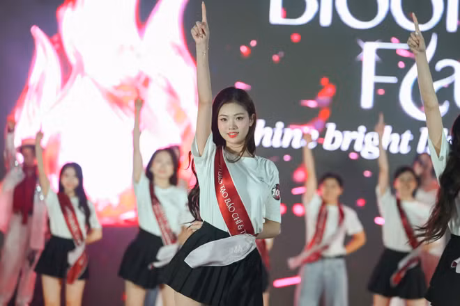 Hoa khôi “Tài sắc Nhân văn” và hành trình phá kén để tỏa sáng