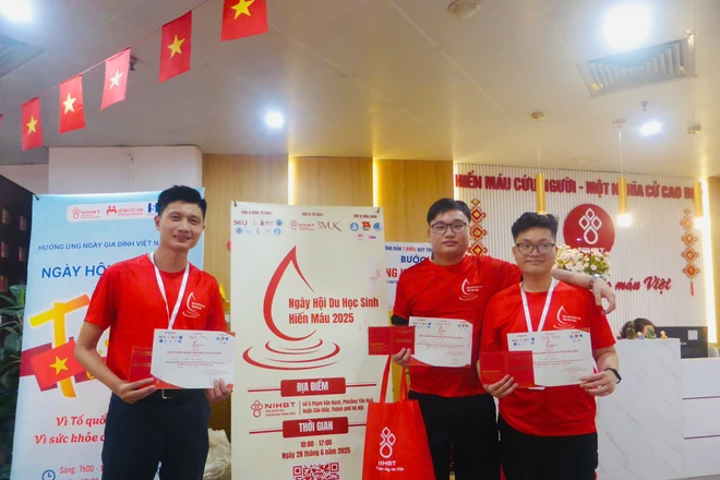 Sinh viên nhận giấy chứng nhận sau khi tham gia hiến máu tại chương trình