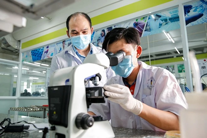 Khi có học bổng, nghiên cứu sinh sẽ yên tâm học tập, nghiên cứu. Ảnh minh họa: Website Trường Đại học Công nghệ Thành phố Hồ Chí Minh.