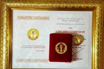 Từ 02/4/2026, nhận Kỷ niệm chương vì sự nghiệp giáo dục có mức tiền thưởng là 300.000 đồng