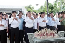 Tổng Bí thư Tô Lâm dâng hương tưởng niệm các anh hùng liệt sĩ tại Điện Biên