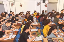 Nhiều phụ huynh bỏ tiền cho con đi học thêm chỉ để mua sự yên tâm 