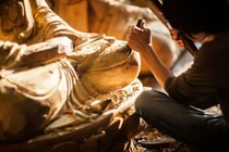 Một chi tiết để làm nên sản phẩm của làng nghề Sơn Đồng, chi tiết này vẫn phải có sự gia công bằng tay của người thợ để tạo nên sự hoàn thiện tối đa