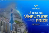 Tác giả (hàng dưới, thứ 2 từ phải sang) trong một hoạt động tình nguyện.
