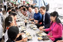 Tổng giám đốc Ajinomoto thưởng thức bữa trưa bán trú cùng học sinh tiểu học Bình Đa, Đồng Nai