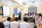 Hoạt động ứng dụng công nghệ thông tin vào dạy học tại Trường Trung học phổ thông Huỳnh Thúc Kháng (Hà Nội). Ảnh NTCC.