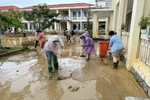 Huế: Sách vở, bàn ghế ngập bùn sau lũ, trường học nỗ lực để khắc phục hậu quả, ổn định dạy học