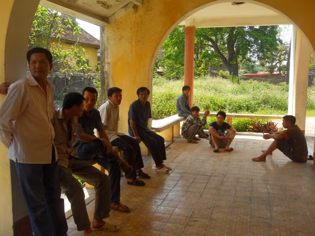 Rất nhiều người nhà nạn nhân bức xúc vây kín khu vực giám định pháp y Rất nhiều người nhà nạn nhân bức xúc vây kín khu vực giám định pháp y