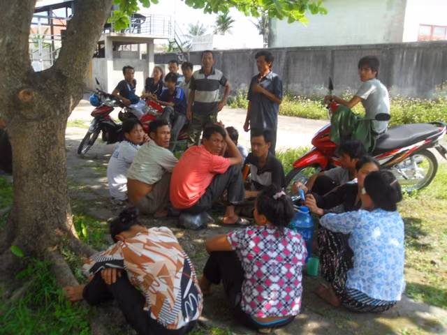 Người nhà nạn nhân từ quê kéo lên bệnh viện đa khoa tỉnh sau khi nhận được hung tin về Đạt Người nhà nạn nhân từ quê kéo lên bệnh viện đa khoa tỉnh sau khi nhận được hung tin về Đạt