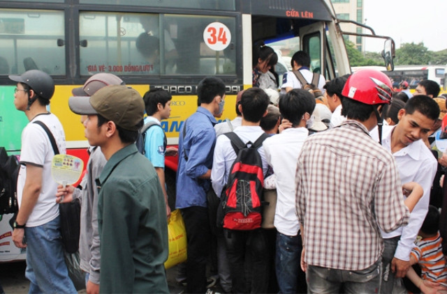 Xe bus cũng không tránh khỏi tình trạng chen lấn và ùn tắc