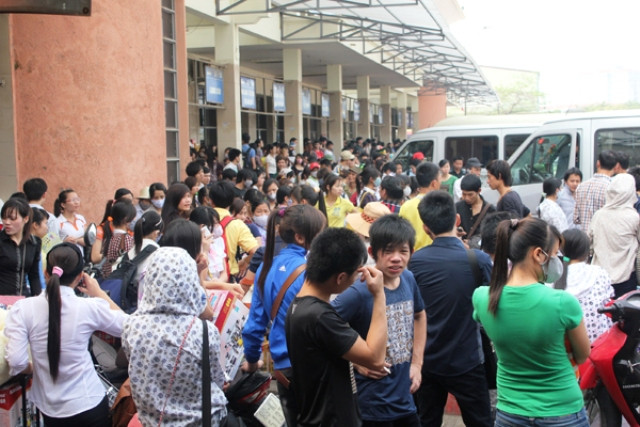 Nhiều bạn phải chờ đến chuyến xe đêm để bớt đông, dù là... vé đứng.