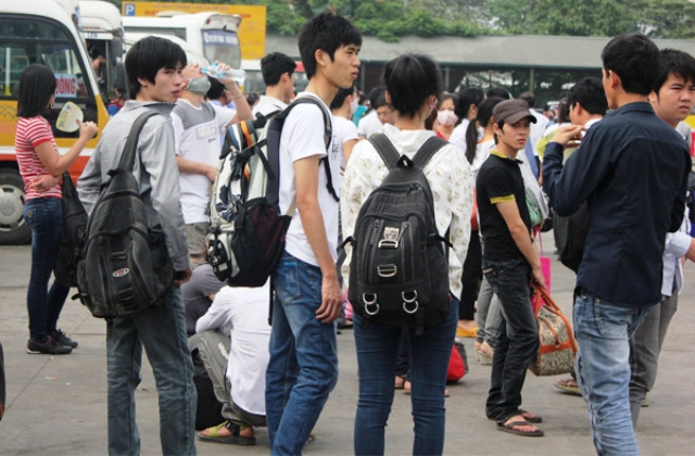 Tại bến xe Mỹ Đình, các bạn sinh viên đứng chật kín khắp trong và ngoài bến. Dù vậy nhiều người vẫn không mua được vé do xe khách quá tải