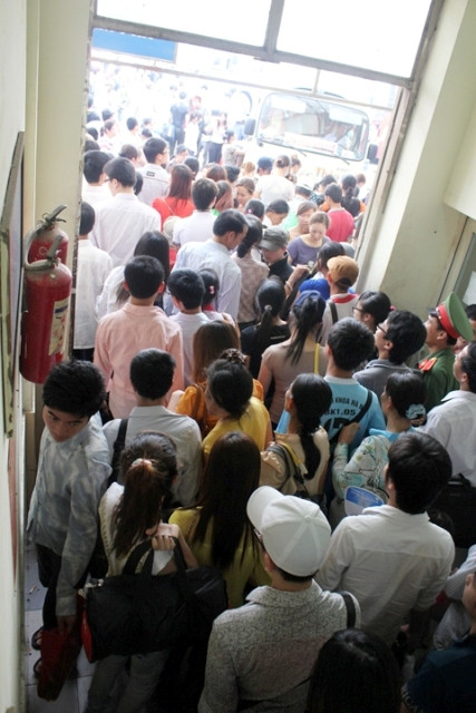 Tại bến xe Giáp Bát và Mỹ Đình luôn trong tình trạng quá tải. Hôm nay là ngày cao điểm nhất của phục vụ hành khách cho kì nghỉ 30/4 năm nay, giá vé cũng tăng gần gấp 2 - 3 lần so với ngày thường