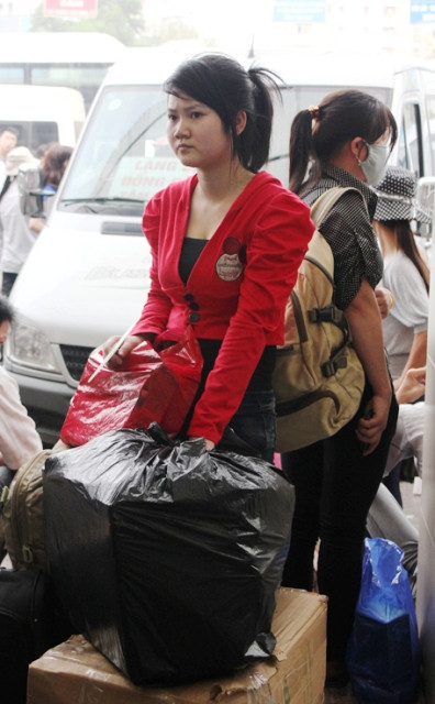 15h cùng ngày, cái nắng càng thêm gay gắt, tuy nhiên nhiều bạn sinh viên vẫn chưa lên được xe về quê