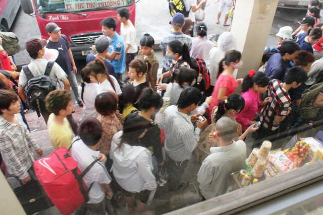 Cuối chiều, lượng khách tại các bến xe vẫn còn đông đúc và chen lấn