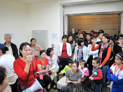 Chị Trịnh Thùy Mai, đại diện lâm thời cư dân Keangnam, đọc biên bản làm việc để lấy ý kiến của cư dân trước khi ký. Chị Trịnh Thùy Mai, đại diện lâm thời cư dân Keangnam, đọc biên bản làm việc để lấy ý kiến của cư dân trước khi ký.