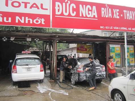 Các điểm rửa xe càng về ngày cuối năm càng hái ra tiền