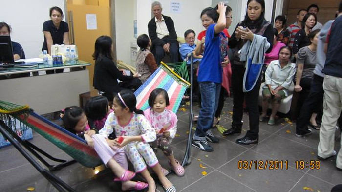 Nhằm đảm bảo an toàn cho trẻ nhỏ khi không về được nhà, nhiều hộ gia đình đã mang võng, chiếu xuống phòng Chestnut Vina để cho con mình nghỉ ngơi