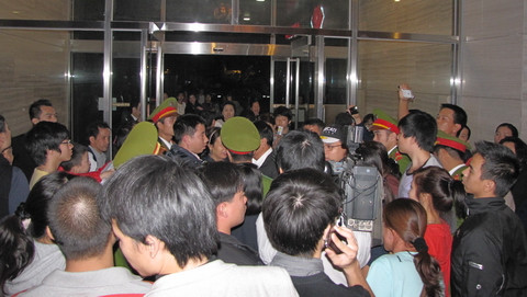 Người dân bức xúc khi bảo vệ toà nhà cản trở hoạt động của báo chí Người dân bức xúc khi bảo vệ toà nhà cản trở hoạt động của báo chí