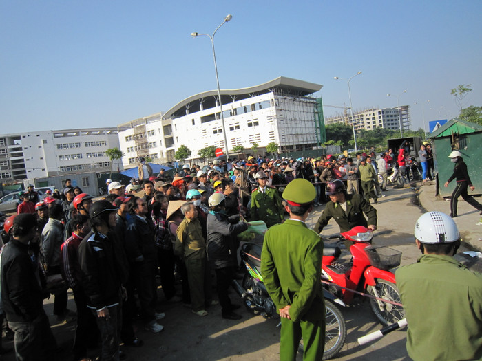 Rất đông người dân hiếu kỳ đã có mặt tại hiện trường