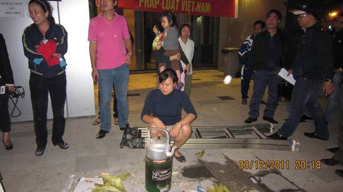 Để phục vụ cho cuộc "chinh chiến" đòi quyền ợi, người dân Keangnam đã mang cả lò sưởi, bạt căng sẵn để phòng tránh trường hợp không về được nhà.