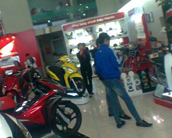 Trước hàng loạt sự cố xe máy bốc cháy chưa rõ nguyên nhân, nhiều khách hàng đang lúng túng, ngập ngừng trước khi sắm khối tài sản này. Trước hàng loạt sự cố xe máy bốc cháy chưa rõ nguyên nhân, nhiều khách hàng đang lúng túng, ngập ngừng trước khi sắm khối tài sản này.