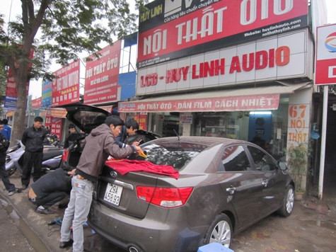 Dịch vụ "trang điểm" làm đẹp xe cũng thu hút được khách hàng